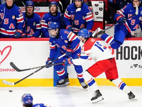 Ryan Leonard (vľavo) a Ondřej Kos v zápase USA - Česko v semifinále MS v hokeji do 20 rokov 2025.