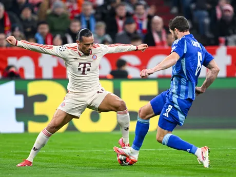 Leroy Sané v súboji s Kevinom Wimmerom počas zápasu Bayern Mníchov - Slovan Bratislava.