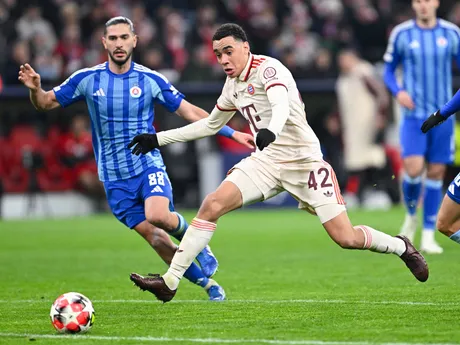 Jamal Musiala a Kyriakos Savvidis v zápase Ligy majstrov Bayern Mníchov - Slovan Bratislava.