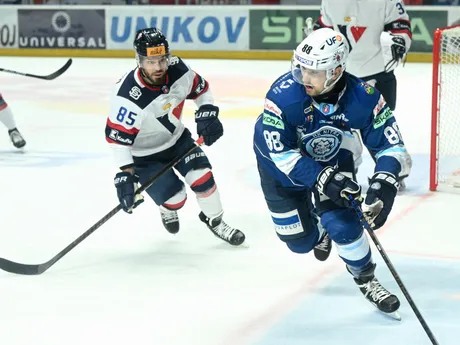 Zľava Marek Slovák (Slovan) a David Okoličány (Nitra) v zápase 41. kola Tipos extraligy medzi HK Nitra - HC Slovan Bratislava.