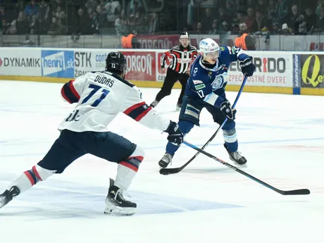 Zľava Tomáš Dudáš (Slovan) a Martin Vitáloš (Nitra) v zápase 41. kola Tipos extraligy medzi HK Nitra - HC Slovan Bratislava.