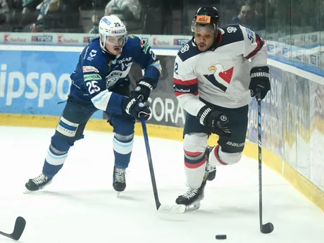 Zľava Samuel Buček (Nitra) a Sena Acolatse (Slovan) v zápase 41. kola Tipos extraligy medzi HK Nitra - HC Slovan Bratislava.