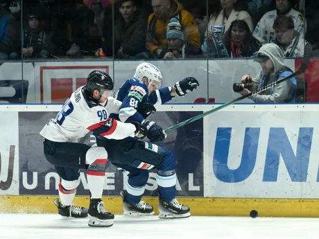 Zľava Andrej Golian (Slovan) a Karol Csányi (Nitra) v zápase 41. kola Tipos extraligy medzi HK Nitra - HC Slovan Bratislava.