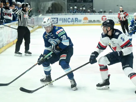 Zľava Jakub Lacka (Nitra) a Patrik Bačík (Slovan) v zápase 41. kola Tipos extraligy medzi HK Nitra - HC Slovan Bratislava.