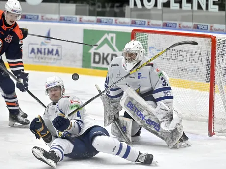 Zľava Topi Rönni (Michalovce), Nerijus Alikauškas a brankár Štefan Valluš  (obaja HK Spišská Nová Ves) počas zápasu 37. kola Tipos extraligy HK Dukla Ingema Michalovce - HK Spišská Nová Ves.