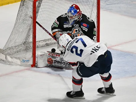 Rastislav Eliaš (Košice) a vľavo Radovan Bondra (Bratislava) počas zápasu 43. kola hokejovej Tipos extraligy.