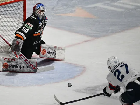 Rastislav Eliaš (Košice) a vľavo Radovan Bondra (Bratislava) počas zápasu 43. kola hokejovej Tipos extraligy.