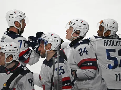 Jonáš Peterek, Branislav Kubka, Radovan Puliš, Pavol Štetka a Sena Acolatse sa tešia z gólu počas zápasu 43. kola hokejovej Tipos extraligy HC Košice -  HC Slovan Bratislava.