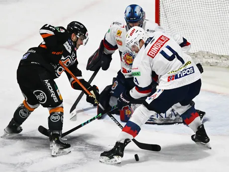 Na snímke vľavo Danick Martel (Košice), vpravo Kristofers Bindulis (Zvolen) počas zápasu 38. kola hokejovej Tipos extraligy HC Košice - HKM Zvolen.