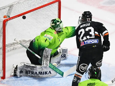 Vpravo Tomáš Mikúš (Košice), vľavo brankár Connor LaCouvée (Žilina) inkasuje prvý gól počas zápasu 35. kola Tipos extraligy HC Košice - DOXXbet Vlci Žilina.