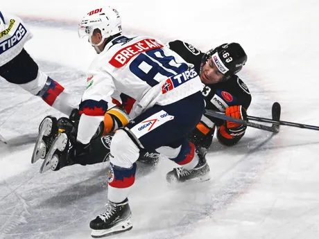 Na snímke vpravo Patrik Lamper (Košice), vľavo Daniel Brejčák (Zvolen) počas zápasu 38. kola hokejovej Tipos extraligy HC Košice - HKM Zvolen.