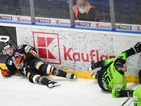 Vľavo Brett Pollock (Košice) a vpravo Marek Korenčík (Žilina) počas zápasu 35. kola Tipos extraligy HC Košice - DOXXbet Vlci Žilina.