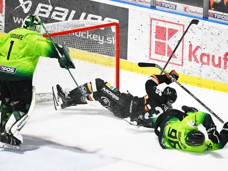 Uprostred Brett Pollock (Košice), vpravo Marek Korenčík (Žilina) počas zápasu 35. kola Tipos extraligy HC Košice - DOXXbet Vlci Žilina.