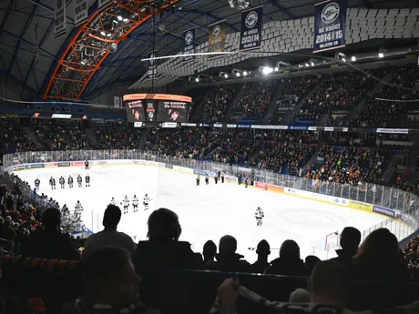 Diváci sledujú zápas 43. kola hokejovej Tipos extraligy HC Košice -  HC Slovan Bratislava počas brífingu k projektu rozšírenia kapacity Steel Arény v súvislosti s možnou organizáciou Majstrovstiev sveta v hokeji v roku 2029.