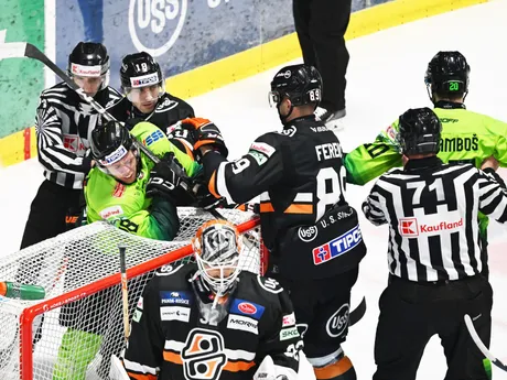 Šarvátka počas zápasu 35. kola Tipos extraligy HC Košice - DOXXbet Vlci Žilina.