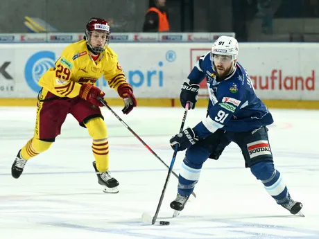 Martin Kalis (Trenčín) a Robert Jackson (Nitra) v zápase 44. kola hokejovej Tipos extraligy.