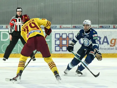 Michal Laurenčík (Trenčín) a Karol Csányi (Nitra) v zápase 44. kola hokejovej Tipos extraligy.