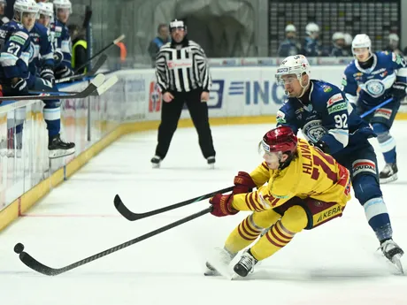 Matúš Hlaváč (Trenčín) a Miloš Bubela (Nitra) v zápase 44. kola hokejovej Tipos extraligy.