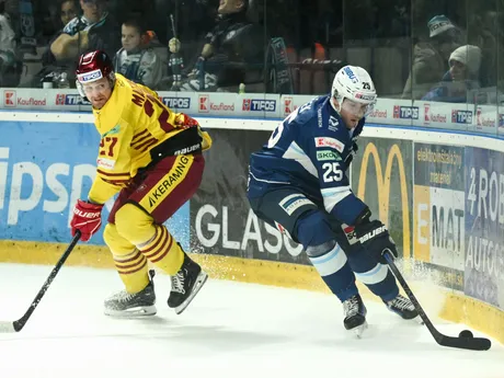 Miroslav Macejko (Trenčín) a Samuel Buček (Nitra) v zápase 44. kola hokejovej Tipos extraligy.