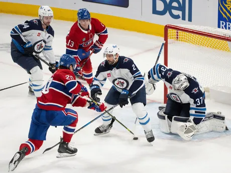 Jujaj Slafkovský v zápase s Winnipegom