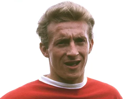 Škótsky futbalista Denis Law počas svojho pôsobenia v Manchestri United. 