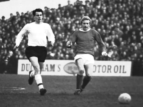 Denis Law (vpravo) a Bobby Robson počas zápasu Fulham - Manchester United.