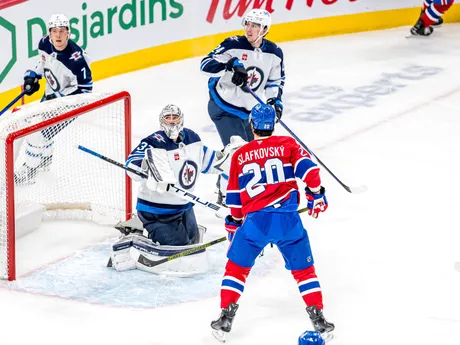 Juraj Slafkovský pred bránkou Winnipegu.