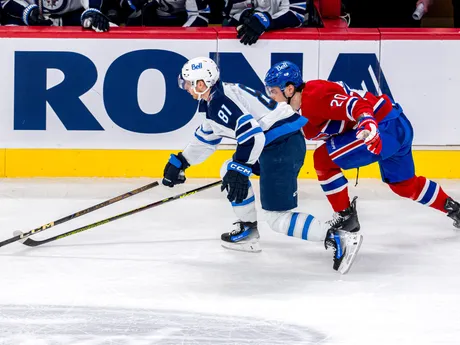 Juraj Slafkovský v zápase s Winnipegom