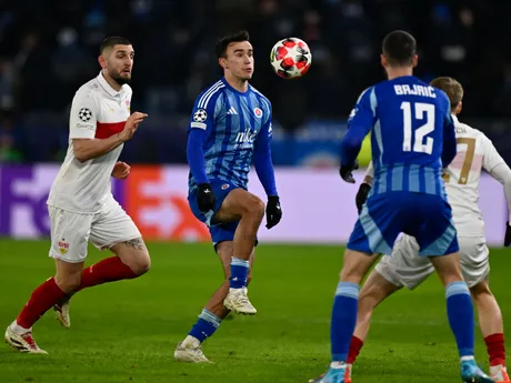 Uprostred David Strelec (Slovan) v držaní lopty počas zápasu ŠK Slovan Bratislava - VfB Stuttgart v 7. kole ligovej fázy Ligy majstrov.