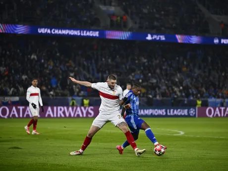 Zľava Jeff Chabot (Stuttgart) a Cesar Blackman (Slovan) v súboji o loptu počas zápasu ŠK Slovan Bratislava - VfB Stuttgart v 7. kole ligovej fázy Ligy majstrov.