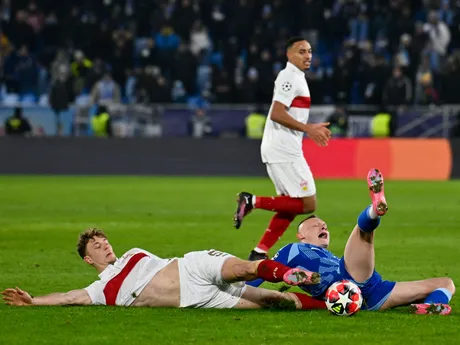 V popredí zľava Yannik Keitel (Stuttgart) a Nino Marcelli (Slovan) v súboji o loptu počas zápasu ŠK Slovan Bratislava - VfB Stuttgart v 7. kole ligovej fázy Ligy majstrov.