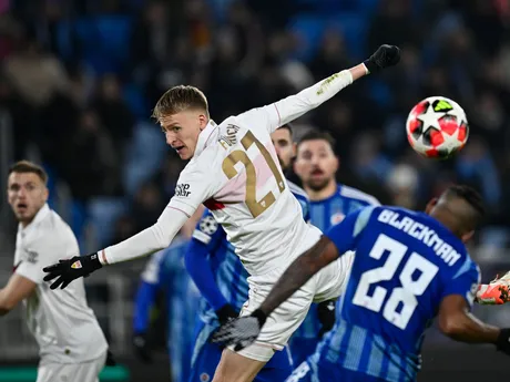 Zľava Chris Fuehrich (Stuttgart) a Cesar Blackman (Slovan) v hlavičkovom súboji počas zápasu ŠK Slovan Bratislava - VfB Stuttgart v 7. kole ligovej fázy Ligy majstrov.