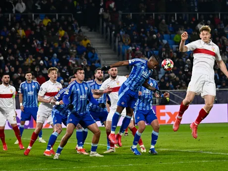 Cesar Blackman (Slovan) pri hlavičke počas zápasu ŠK Slovan Bratislava - VfB Stuttgart v 7. kole ligovej fázy Ligy majstrov.