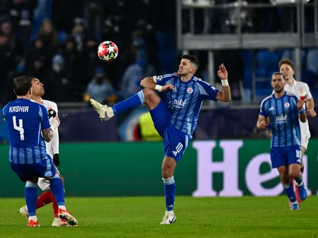 Marko Tolič (Slovan) v držaní lopty počas zápasu ŠK Slovan Bratislava - VfB Stuttgart v 7. kole ligovej fázy Ligy majstrov.