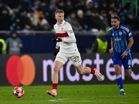 Chris Fuehrich (Stuttgart) v držaní lopty počas zápasu ŠK Slovan Bratislava - VfB Stuttgart v 7. kole ligovej fázy Ligy majstrov.