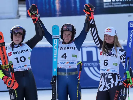 Lara Colturiová, Sara Hectorová a Alice Robinsonová počas obrovského slalomu žien v Kranjskej Gore. 