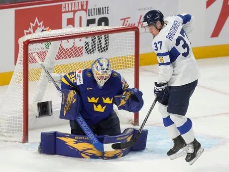 Benjamin Rautiainen a brankár Melker Thelin v zápase Švédsko - Fínsko v semifinále MS v hokeji do 20 rokov 2025.