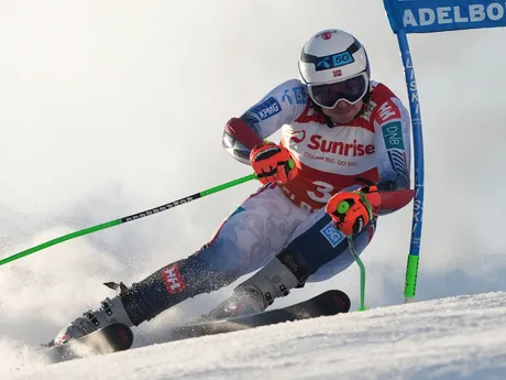 Nór Henrik Kristoffersen v 1. kole obrovského slalomu vo švajčiarskom stredisku Adelboden.