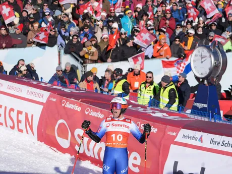 Luca De Aliprandini oslavuje 3. miesto v pretekoch obrovského slalomu v Adelbodene.