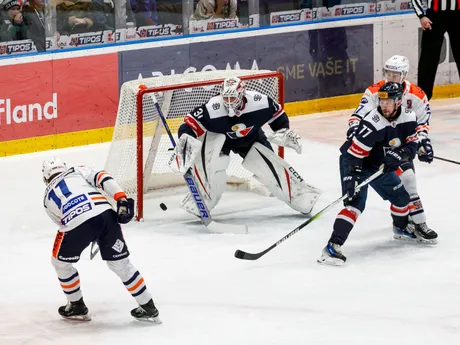 Renars Krastenbergs (Michalovce), brankár Henri Kiviaho, Branislav Kubka (obaja Slovan) (všetci Slovan) a Topi Rönni (Michalovce) počas zápasu 45. kola hokejovej Tipos extraligy.