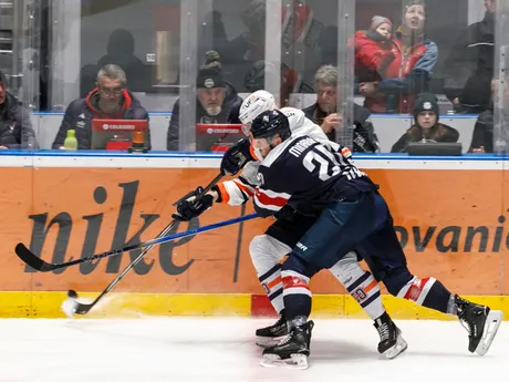 Martin Bodák (Michalovce) a Jakub Minárik (Slovan) počas zápasu 45. kola hokejovej Tipos extraligy.