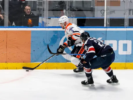 Martin Bodák (Michalovce) a Jakub Minárik (Slovan) počas zápasu 45. kola hokejovej Tipos extraligy. 