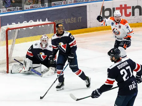 Zľava brankár Henri Kiviaho, Sena Acolatse, Radovan Bondra a Albert Michnáč v zápase HC Slovan Bratislava - HK Dukla Ingema Michalovce v 45. kole Tipos extraligy.