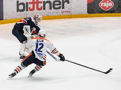 Henri Kiviaho (Slovan) a Dávid Buc (Michalovce) počas zápasu 45. kola hokejovej Tipos extraligy.