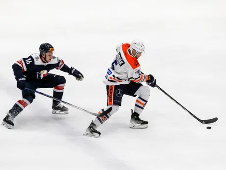 Roman Kukumberg (Slovan) a Martin Bodák (Michalovce) počas zápasu 45. kola hokejovej Tipos extraligy.