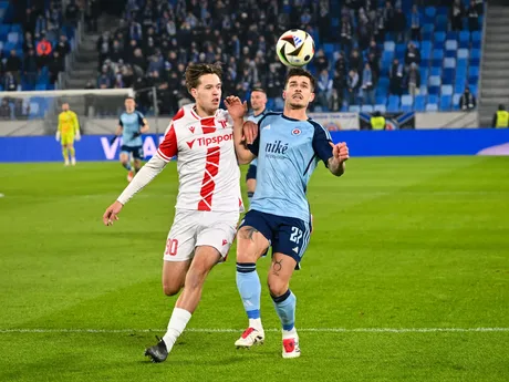 Na snímke zľava Hugo Pavek (Trenčín) a Matúš Vojtko (Bratislava) počas osemfinálového zápasu Slovenského pohára - Slovnaft cup ŠK Slovan Bratislava - AS Trenčín.