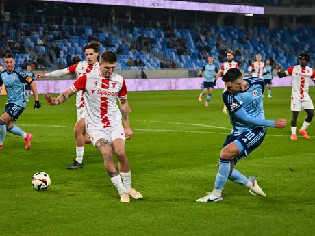 Na snímke zľava Taras Bondarenko (Trenčín), Marko Tolič (Bratislava) počas osemfinálového zápasu Slovenského pohára - Slovnaft cup ŠK Slovan Bratislava - AS Trenčín.