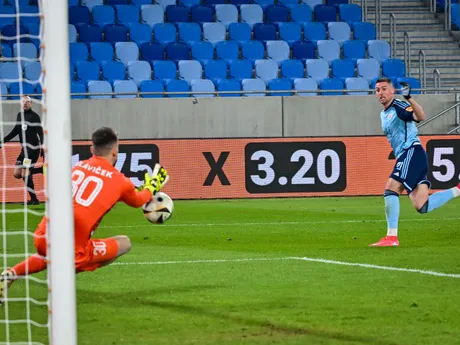 Na snímke zľava Matúš Sláviček (Trenčín), Róbert Mak (Bratislava) počas osemfinálového zápasu Slovenského pohára - Slovnaft cup ŠK Slovan Bratislava - AS Trenčín.