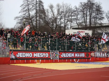 Futbaloví fanúšikovia FC Spartak Trnava povzbudzujú počas zápasu 19. kola Niké ligy MFK Dukla Banská Bystrica - FC Spartak Trnava.