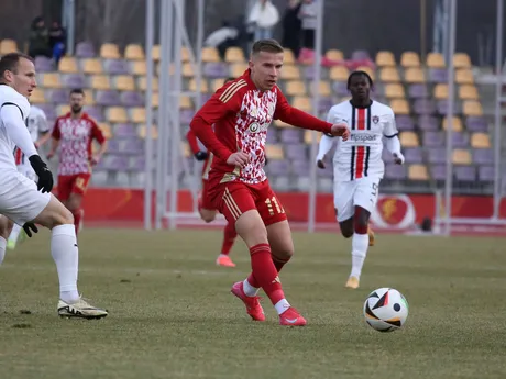 Zľava Lukáš Štetina (Trnava) a Martin Rymarenko (Banská Bystrica) bojujú o loptu počas zápasu 19. kola Niké ligy MFK Dukla Banská Bystrica - FC Spartak Trnava.